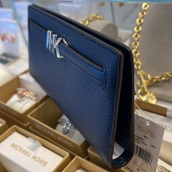Michael Kors Reed Large Bifold Pebbled Leather Snap Wallet Card Case 
Navy 
NWT - Picture 4 of 16